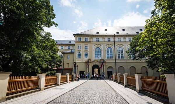 De ingang van de Praagse burcht in Praag, Tsjechië — Stockfoto