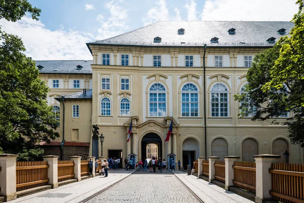 De ingang van de Praagse burcht in Praag, Tsjechië — Stockfoto