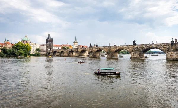 Karlsbrücke in Prag, Tschechien — Stockfoto