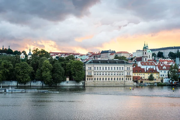 Blick auf Prag am Abend, Tschechische Republik — Stockfoto