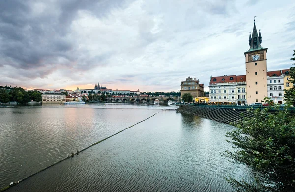 在晚上，捷克共和国布拉格的视图 — 图库照片