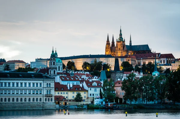 Vista de Praga por la noche, República Checa — Foto de Stock