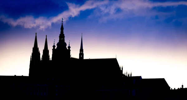 夕方には、チェコ共和国プラハ城の眺め — ストック写真