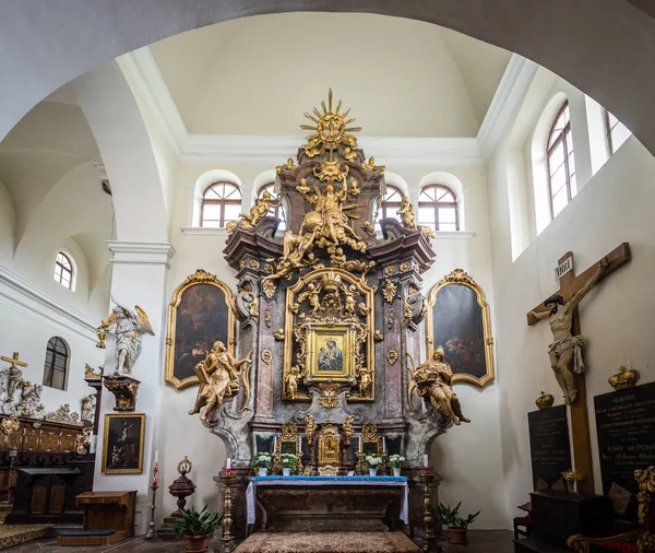 聖ヤコブ教会 Zbraslav、チェコ共和国での高齢者 — ストック写真
