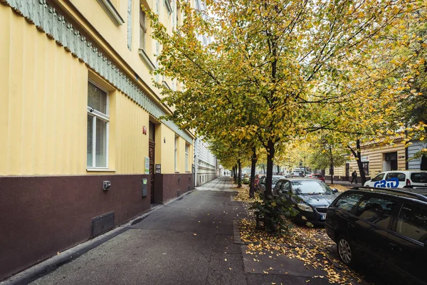 Straat van Praag in herfst ochtend, Tsjechië — Stockfoto