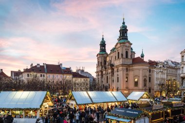 Prag eski şehir Meydanı üzerinde Noel pazarı