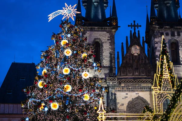 Kerstboom op Prague Old Town Square — Stockfoto