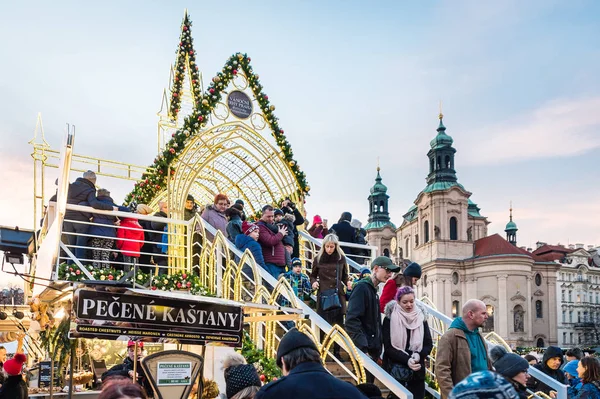 Рождественские украшения на Староместской площади в Праге — стоковое фото