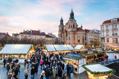 Prag eski şehir Meydanı üzerinde Noel pazarı