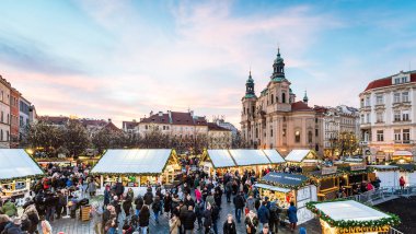 Prag eski şehir Meydanı üzerinde Noel pazarı