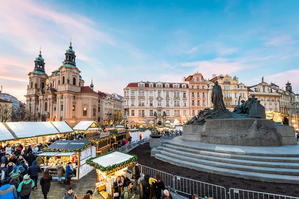 Prag eski şehir Meydanı üzerinde Noel pazarı