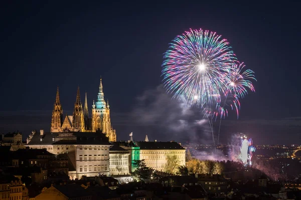 Praga por la noche, Catedral de San Vito en República Checa —  Fotos de Stock