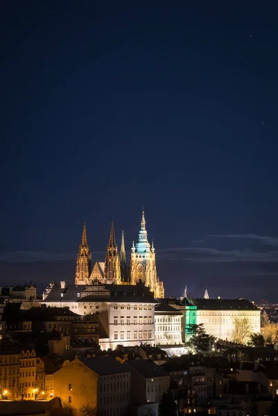 Prag bei Nacht, Kathedrale des Heiligen Vitus in der Tschechischen Republik — Stockfoto