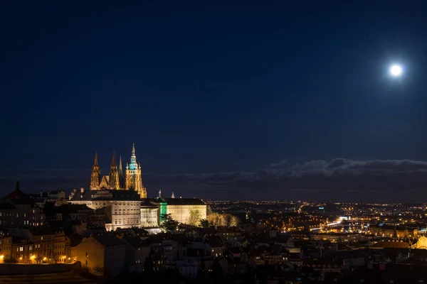 Éjjel, a Szent Vitus-székesegyház a Cseh Köztársaság Prága — Stock Fotó