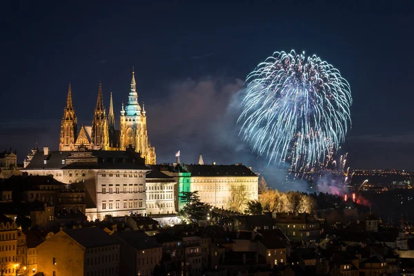 Praga por la noche, Catedral de San Vito en República Checa —  Fotos de Stock
