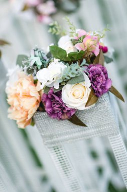 Düğün detayları. Mekan için çiçek dekorasyonu