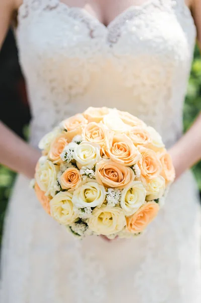 Ramo nupcial de rosas. Detalles de boda . — Foto de Stock