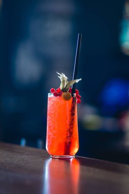 Kırmızı alkol barda kokteyl sayaç