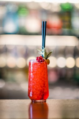 Kırmızı alkol barda kokteyl sayaç