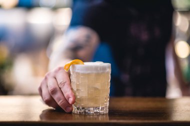 Alkol barda kokteyl sayaç