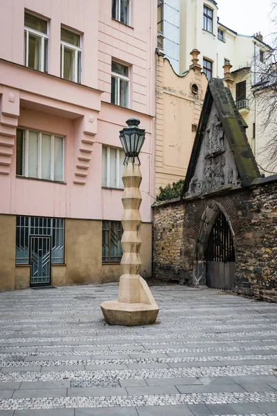 キュビズム ランプ ポストでプラハ、チェコ共和国 — ストック写真