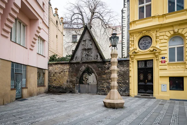 キュビズム ランプ ポストでプラハ、チェコ共和国 — ストック写真