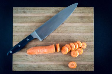 Ham ahşap tahta üzerinde havuç dilimleri