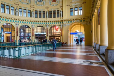 Prag merkez tren garı giriş lobisinde
