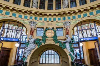 Prag merkez tren garı giriş lobisinde