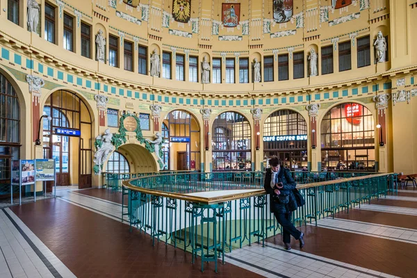 Ingang lobby van Praag centraal station — Stockfoto