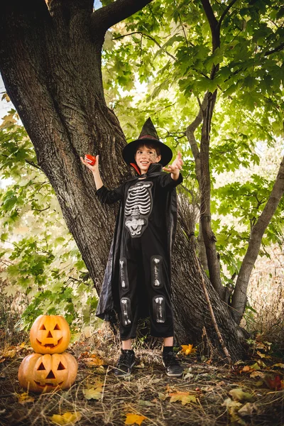Хлопчик у скелетному костюмі на Хелловін — стокове фото