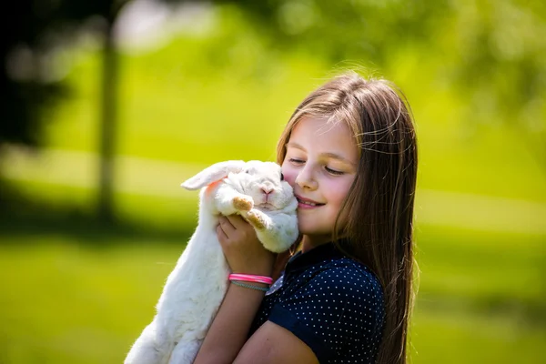 Menina atrativa com coelho de Páscoa — Fotografia de Stock