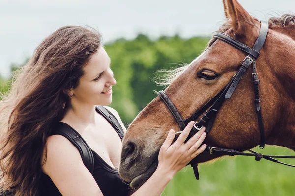 Uśmiechnięte dziewczyny przytula jej zwierzętom konia — Zdjęcie stockowe