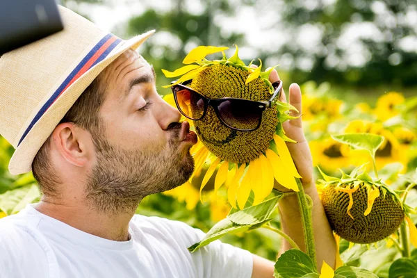 Homem faz selfie no campo dos girassóis — Fotografia de Stock