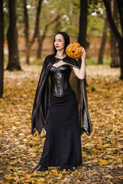 Sonbahar ormanda genç cadı