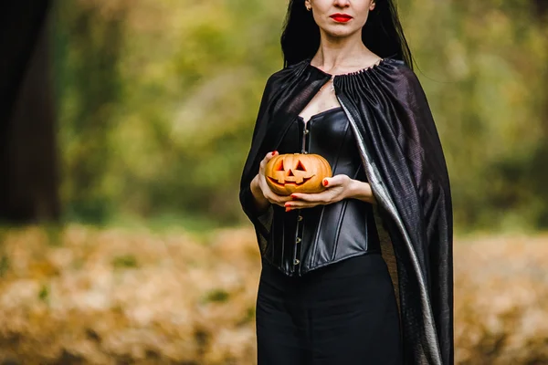 Jonge heks in de herfst bos — Stockfoto