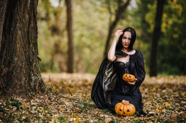 Sonbahar ormanda genç cadı