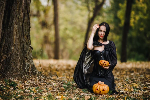 Bruja joven en el bosque de otoño — Foto de Stock