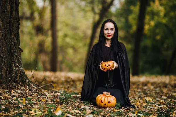 Jeune sorcière dans la forêt d'automne — Photo