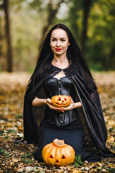 Jonge heks in de herfst bos — Stockfoto