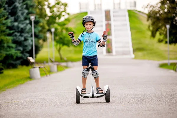 Küçük çocuk sürme elektrikli scooter