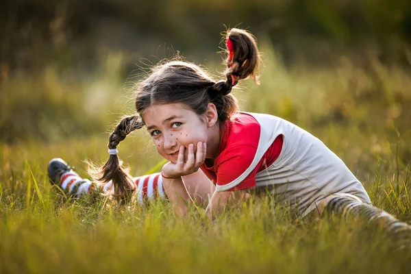 Chica con coletas imagina el verano en la naturaleza — Foto de Stock