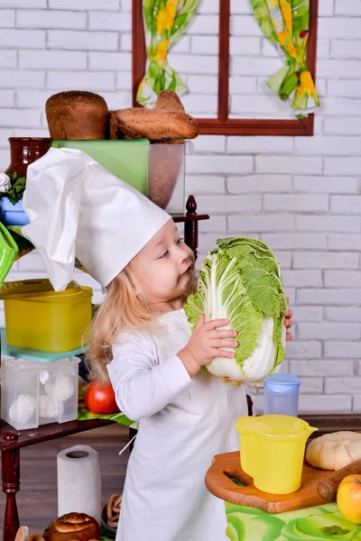 Portret całkiem mała dziewczynka w ubraniach kucharz kuchnia — Zdjęcie stockowe