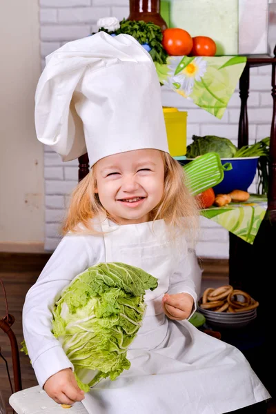 Portret całkiem mała dziewczynka w ubraniach kucharz kuchnia — Zdjęcie stockowe