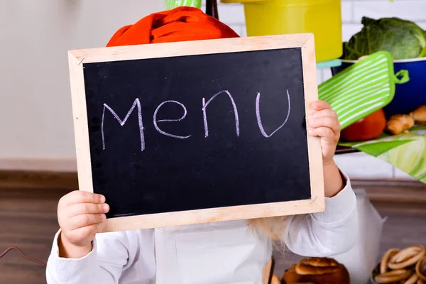 Mooie jongen chef-kok houden een prikbord — Stockfoto