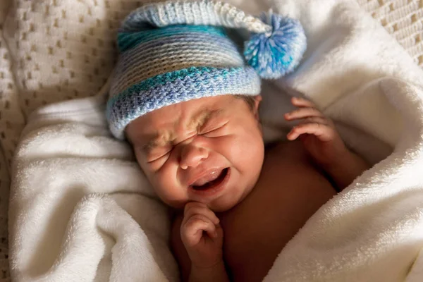 Hermoso niño chef sosteniendo un tablero de anuncios — Foto de Stock