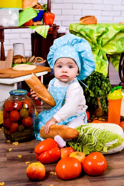 Mała dziewczynka w ubraniu kucharza z bochenkiem chleba — Zdjęcie stockowe