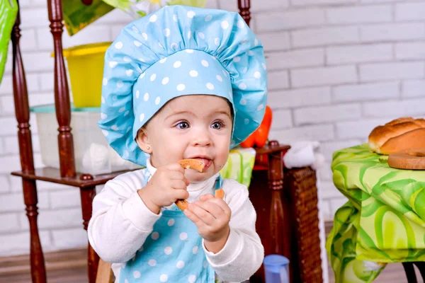 Dziewczynka w ubrania kucharz z Bajgle w rękach — Zdjęcie stockowe