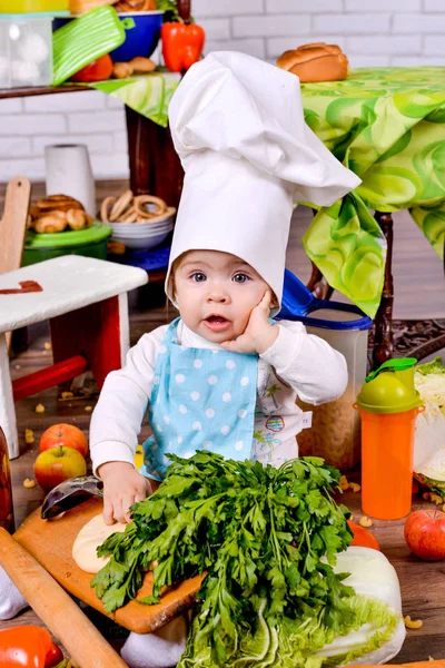 Dziewczynka w ubrania gotuje w kuchni — Zdjęcie stockowe