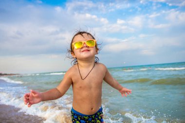 Çok güzel bir çocuk deniz kenarı